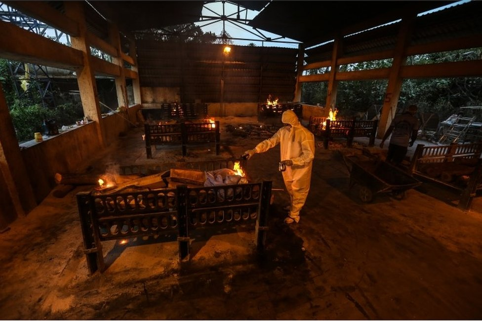 Coronavirus en India: las imágenes que muestran la desgarradora crisis del país