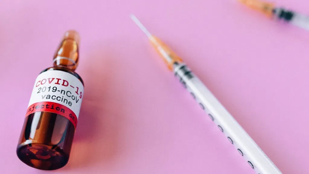 La vacuna contra COVID-19 de Pfizer-BioNTech necesita una tercera dosis de refuerzo