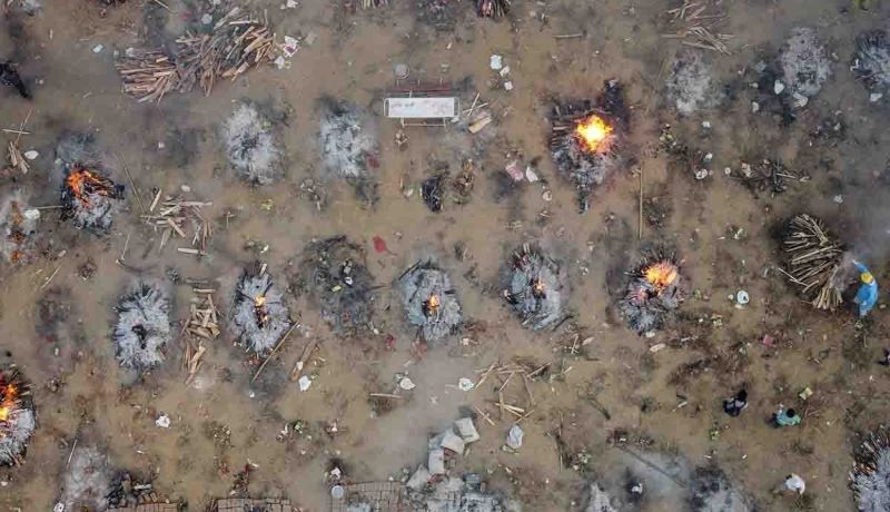 Incinera personas muertas por Covid en plena calle en India