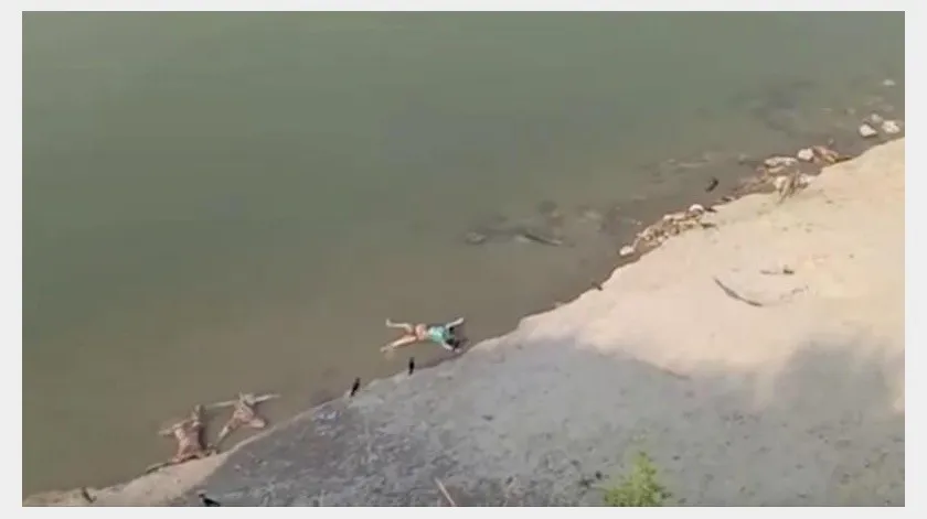 Halla India 71 cuerpos flotando en un río