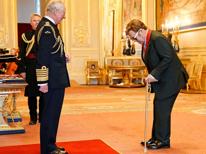 Elton John recibe exclusivo y prestigioso premio de la Corona Británica
