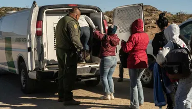 Promulga Texas ley que expulsa a personas si parecen migrantes