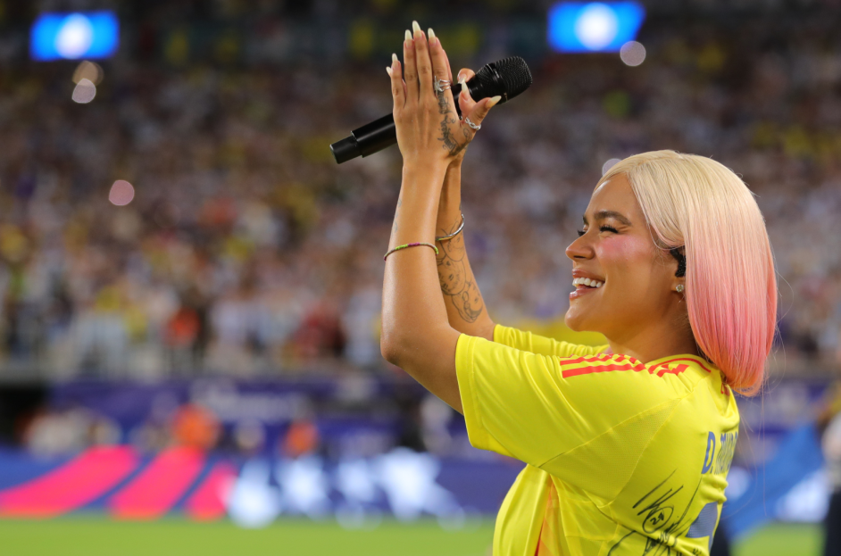 Karol G es criticada tras su interpretación del himno nacional de Colombia.